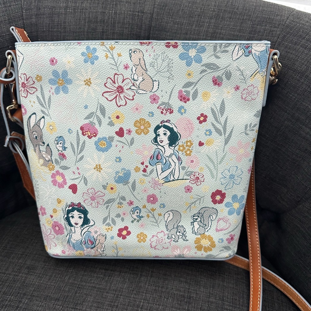 2023 Disney Parks Dooney & Bourke Snow White Flower & Garden Crossbody Purse - Picture 3 of 3